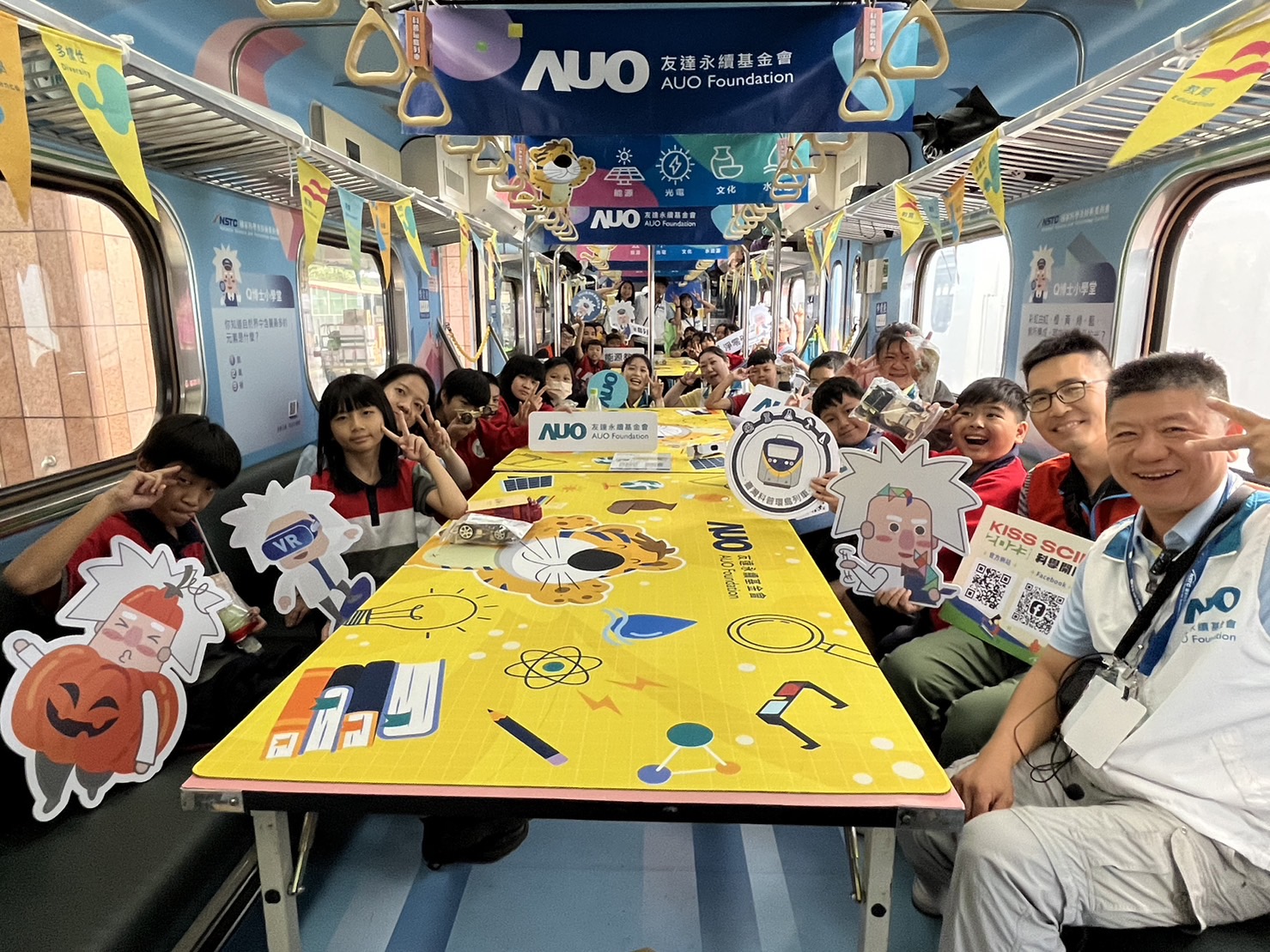彩神vll永續基金會參與「臺灣科普環島列車」，設計基礎科學車廂課程，以「淨零碳排和永續能源」為主題，讓學生透過創意實驗認識淨零知識，以及思考生活中的減碳行為