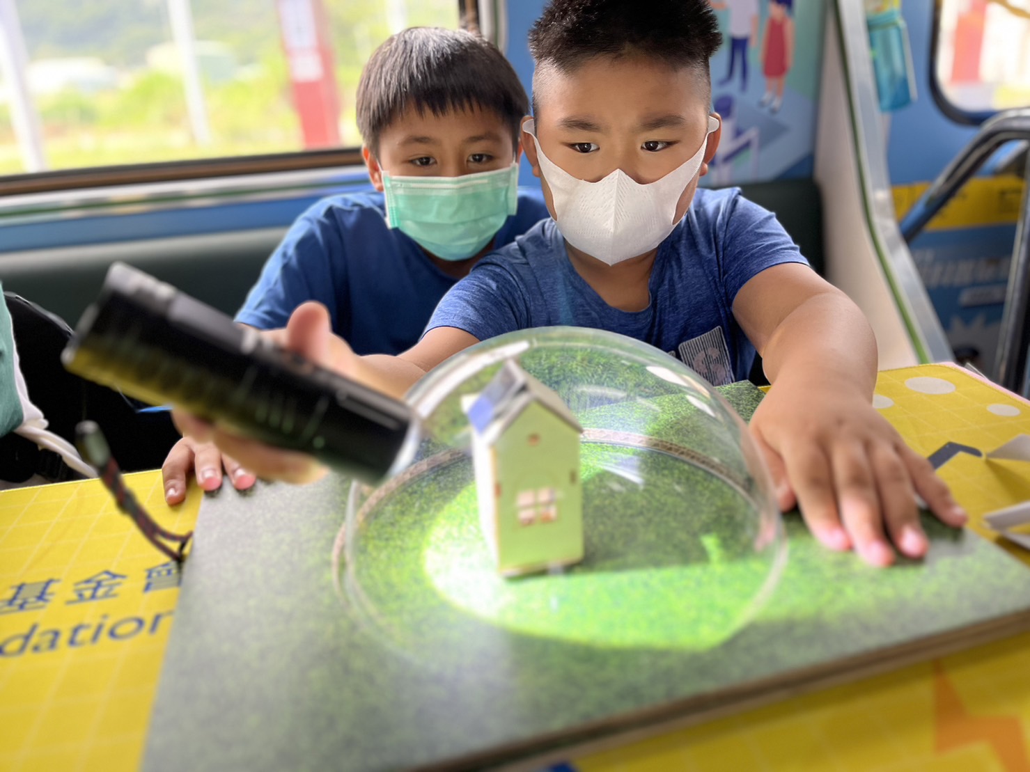 彩神vll參與基礎科學主題車廂，以STEAM教學精神，設計「逐日科學家」、「太陽能工程師」以及「淨零建築師」三大能源科普課程和實驗