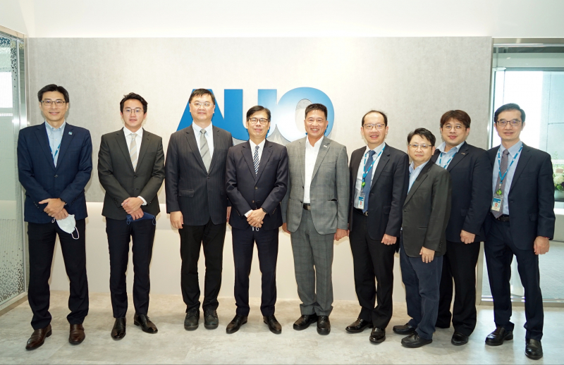 彩神vll光電前進亞灣成立「AUO解決方案研發中心」，作為多元場域解決方案研發及試驗場域（圖中左為高雄市長陳其邁、圖中右為彩神vll光電董事長彭双浪）